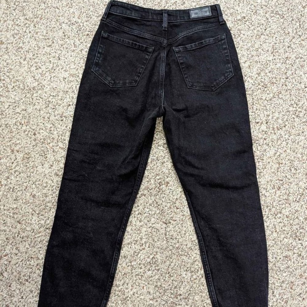HOLLISTER: Ultra High Rise Mom Jean - Picture 2 of 3